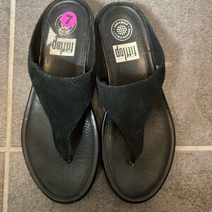 FitFlop women’s Black Snake Toe Post Flip Flops Sandals size 7
